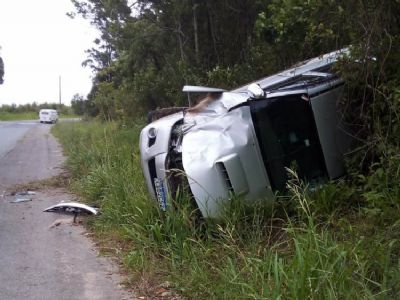 Aps assaltarem stio, criminosos capotam camionete roubada na Paineira