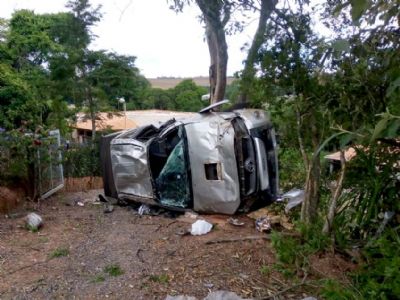 ​Motorista fica ferido em capotamento de camionete na SP-250