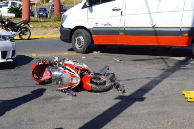 Motociclista fica ferido em coliso com carro no semforo da Kinkiti