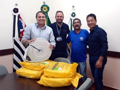 ​Prefeitura recebe da Duratex cem metros de mangueiras de combate a incndio