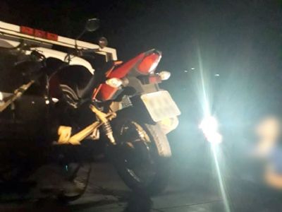 Jovem sem CNH  preso aps empinar motocicleta em frente a policiais e fugir