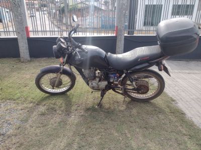 Aps passar farol vermelho, pedreiro  flagrado e preso pela PM com motocicleta furtada