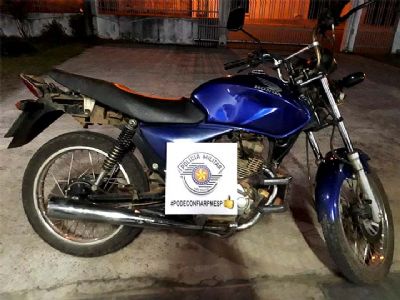 PM recupera motocicleta furtada e prende acusados de receptao
