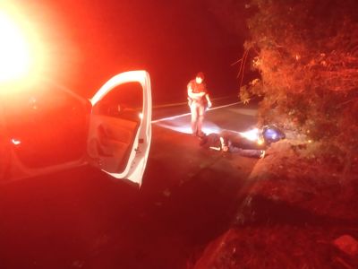 Suspeito foge da PM, joga capacete em viatura e acaba detido na SP-264