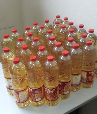 ​Garrafas de leo de cozinha so encontradas em terreno baldio