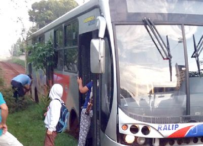 nibus com estudantes desliza no barro, cai em vala e bate em rvore no Jardim Canania