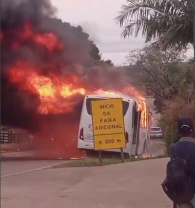 nibus com 15 estudantes pega fogo em Pilar do Sul