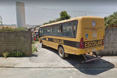 Dois homens so detidos suspeitos de furto de leo diesel de nibus escolar da Prefeitura