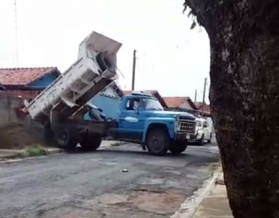 ​Caminho da Prefeitura  flagrado entregando pedra e areia no Jardim Pinheiro