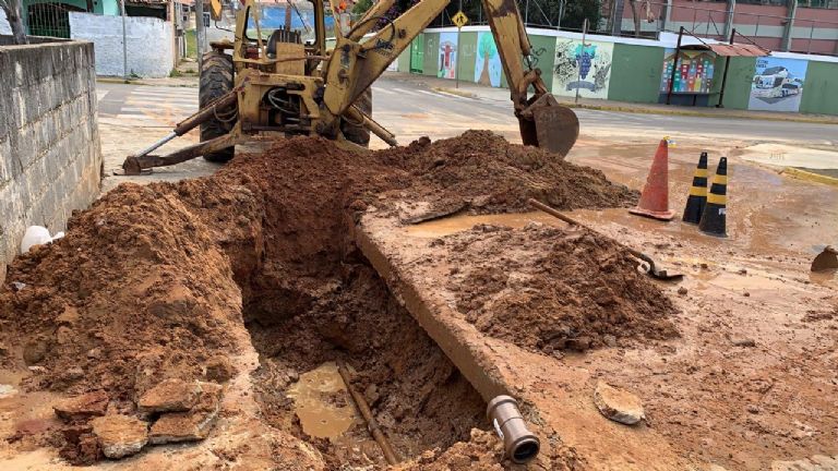 ​Rompimento de tubulao provoca falta dgua na Santa Ceclia