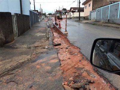 Moradores reclamam de transtornos com obra da Sabesp