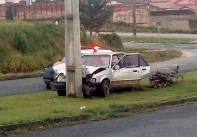 Motorista bate em poste e abandona carro na Adolfo de Ges