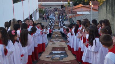 Catlicos celebram Corpus Christi com procisso e tapetes coloridos