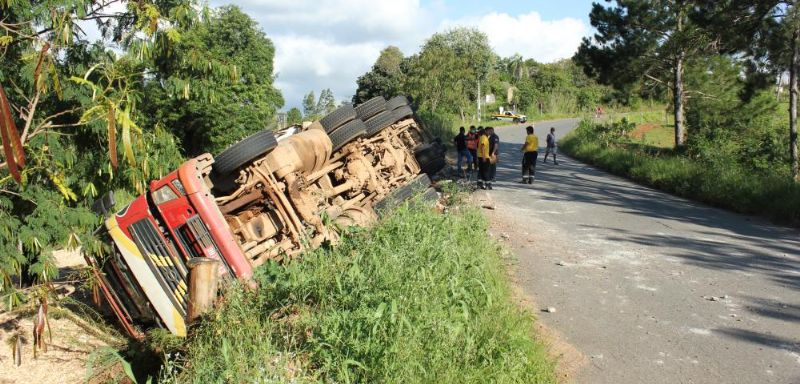 Carreta com cavaco de madeira tomba em vicinal na Vila So Manoel
