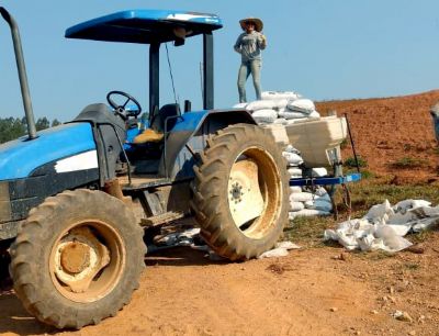 Ladres invadem lavoura e furtam dois tratores
