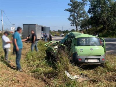 Idoso morre em coliso entre carro e caminho na SP-264