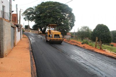 Prefeitura asfalta ruas da Vila So Manoel