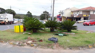 Vndalos destroem decorao de natal na avenida Miguel Petrere