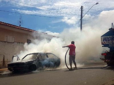 ​Veculo VW Gol pega fogo no Jardim Marajoara