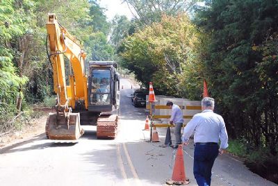 ​Estrada Pilar  Tapira  interditada para reconstruo de tubulao de crrego